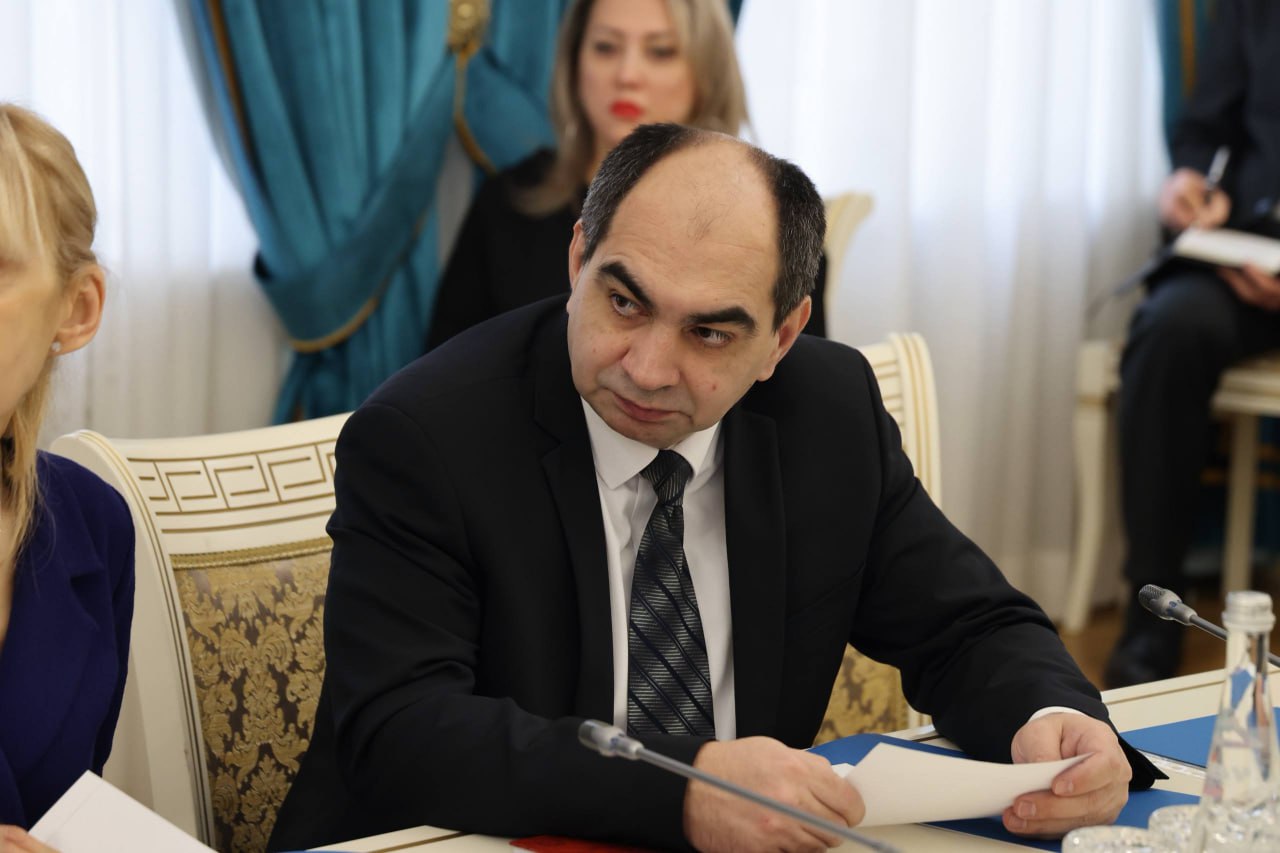 Дагестанское отделение РГО планирует реализацию ряда проектов в Год единства народов России На заседании попечительского совета под руководством Сергея Меликова о них подробно рассказал заместитель председателя дагестанского отделения РГО Амиль Саркаров Среди предложений мероприятия самых разных форматов от масштабных событий таких как межрегиональный фестиваль Единство в многообразии до образовательно просветительских спецпроектов лекториев и выставок Одна из наиболее интересных инициатив комплексная экспедиция Путешествие в горный уголок в гости к шести народам Одной из жемчужин многонационального Дагестана где на протяжении столетий в согласии вместе живут представители разных народов сохраняя свои уникальные языки и обмениваясь культурой является отдаленный Рутульский район куда и отправится экспедиция Его населяют малочисленные рутульцы и цахуры составляющие основное население района а также лезгины лакцы аварцы и уникальная общность катрухцев относимая по языку к азербайджанцам но впитавшая особенности окружающих народов Единство страны формируется с самого нижнего уровня мы хотели бы показать эти подлинные образцы добрососедства и взаимовыручки рассказал он  Другой формат Этно брейн ринг Вопросы для интеллектуальной игры будут посвящены этническому многообразию России и Дагестана сотрудничеству и солидарности разных народов Читать нас в МАХ