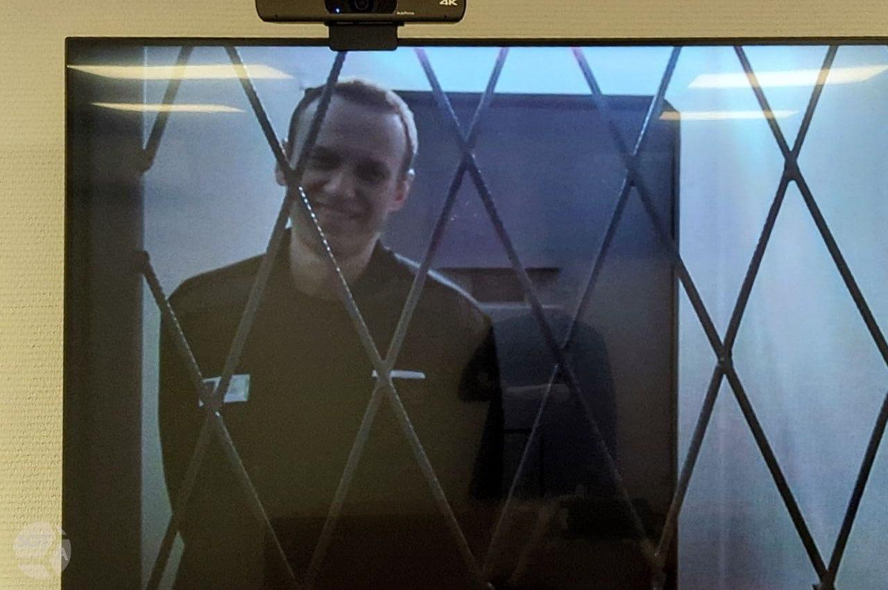 Алексей Навальный был убит веществом эпибатидин яд эквадорской лягушки The Insider Как сообщает издание The Insider лаборатории в Великобритании Швеции Франции Германии и Нидерландах проанализировали биоматериалы Алексея Навального вывезенные его семьей после смерти политика Исследования проводились независимо друг от друга Во всех сэмлпах по данным издания был обнаружен эпибатидин яд эквадорской лягушки нейротоксин воздействующий на ацетилхолиновые рецепторы и вызывающий паралич и остановку дыхания Симптомы Навального совпали с известными свойствами эпибатидина Представители стран сделают совместное заявление на Мюнхенской конференции отмечает издание Фото архив SOTAvision Антонина Фаворская