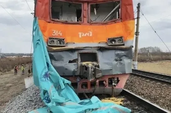В Амурской области транспортная прокуратура проводит проверку по факту ДТП на станции Архара Напомним 12 апреля на железнодорожном переезде произошло столкновение почтово багажного поезда Владивосток Москва с грузовым автомобилем По предварительным данным водитель грузовика выехал на запрещающий сигнал светофора сообщила Дальневосточная транспортная прокуратура Допущен сход колесной пары электровоза пострадавших нет Были повреждены светофор шпалы и передняя часть локомотива Размер ущерба устанавливается Прокуратура устанавливает обстоятельства происшествия и проводит проверку соблюдения требований законодательства о безопасности движения и эксплуатации железнодорожного транспорта При наличии оснований будет принят комплекс мер прокурорского реагирования Фото Дальневосточная транспортная прокуратура
