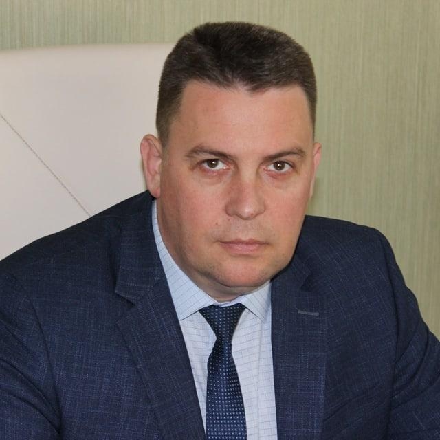 Задержан мэр Владимира Дмитрий Наумов Главу Владимира подозревают в связях с членами так называемой кладбищенской мафии утверждает местное медиа Зебра ТВ ссылаясь на источники Задержание Наумова провели сотрудники ФСБ сообщили Аргументы и факты Наумов задержан по делу о мошенничестве в особо крупном размере сообщил ТАСС ссылаясь на правоохранительные органы В администрации Владимира и Следственном комитете отказались от комментариев Дмитрий Наумов возглавляет Владимир с 21 ноября 2022 года Фото Дмитрий Наумов ВКонтакте meduzalive