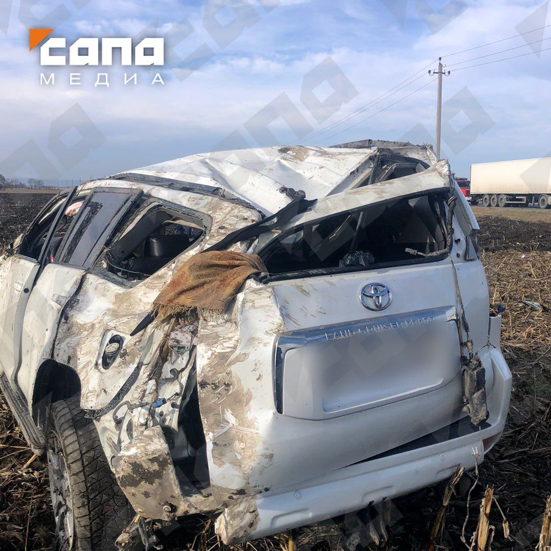 Женщина и двое детей попали в больницу после ДТП с перевернувшейся машиной   Водитель направлялась на Toyota Land Cruiser Prado из Владикавказа в сторону Ардона. По данным источника «Сапы», она не справилась с управлением, машина перевернулась и встала на крышу посреди поля в двух десятках метров от трассы.   В салоне также находились двое детей. По предварительной информации, ни они, ни женщина серьезных травм не получили. Они доставлены в больницу, их обследуют медики.