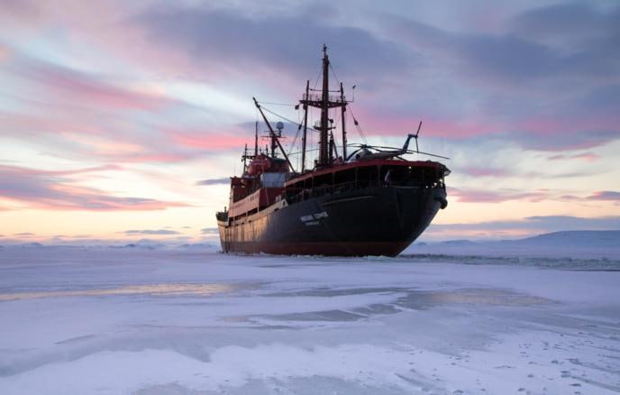 Ученые изучили опасные волновые процессы в проливе Вилькицкого ключевом районе Северного морского пути соединяющем Карское море с морем Лаптевых Они обнаружили внутренние приливы с высотой волн от 4 до 20 м опасные в первую очередь для подводных лодок сообщили ТАСС в пресс службе Института океанологии ИО им П П Ширшова РАН Благодаря проведенным исследованиям ученые показали что распространение внутренних приливов сопровождается генерацией интенсивных нелинейных короткопериодных внутренних волн с периодом 5 120 минут и высотой 4 20 м Для них преобладающее направление распространения вдоль пролива в соответствии с векторами приливного течения Однако спутниковые данные подтверждают также наличие внутренних волн распространяющихся поперек пролива что открывает новые аспекты понимания механизмов их формирования говорится в сообщении Как отметили в институте высокоинтенсивные внутренние волны обнаружены на трех заякоренных станциях в течение трех недель Они оказывают существенное влияние на морскую среду внутренние волны участвуют в перераспределении питательных веществ кислорода и углекислого газа а также могут создавать опасные условия для подводного судоходства Проведенное исследование не только расширяет знания о внутренних волнах в Северном Ледовитом океане но и подчеркивает важность дальнейших океанологических исследований при планировании различных работ по разведке и добыче полезных ископаемых на шельфе прокладке подводных коммуникаций и для обеспечения безопасности судоходства в Арктике Данные о внутренних волнах необходимы в том числе для предотвращения потенциальных катастроф например подобных инциденту с подводной лодкой у берегов Индонезии в 2021 году когда под влиянием интенсивной внутренней волны субмарина оказалась на запредельной глубине заявила старший научный сотрудник лаборатории акустики океана ИО РАН Елизавета Химченко чьи слова приводятся в сообщении