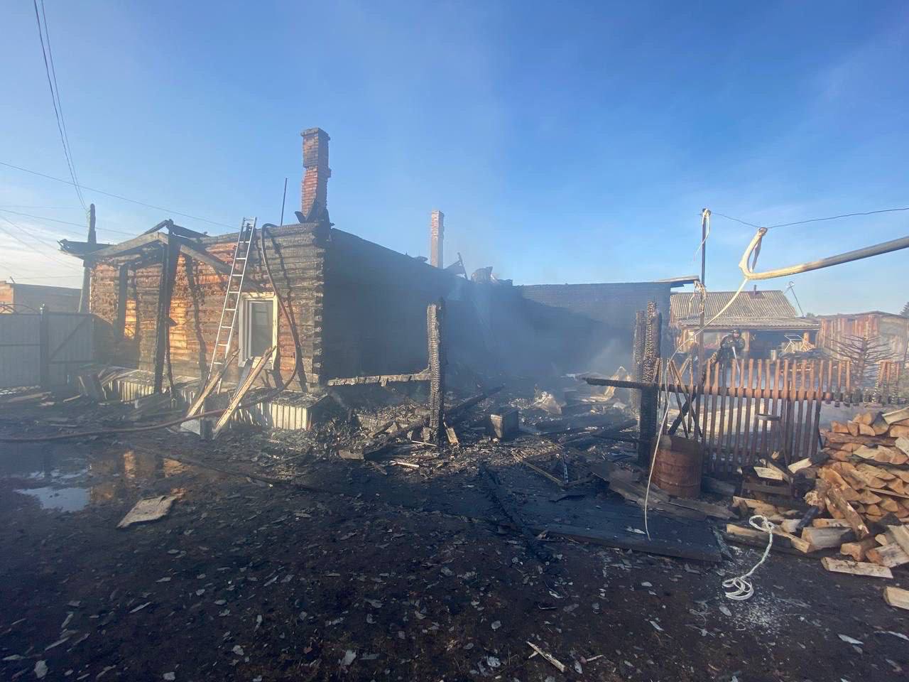 ‼ ‼ ‼ ‼ ‼ ‼ В Уяре возбуждено уголовное дело о покушении на убийство путём поджога Предварительно установлено, что в апреле 2025 г. 49-летний житель Красноярска поссорился с бывшей супругой и отправил ей в мессенджере WhatsApp сообщение с угрозами. «Клянусь, вы все умоетесь!» — писал он, и угрозы оказались далеко не пустыми словами. Решив осуществить задуманное, мужчина ночью отправился в село Новопятницкое, где проживала его бывшая жена с пожилой матерью и их соседи — женщиной с ребёнком. Чтобы реализовать свою преступную цель, ранним утром, пока все спали, злоумышленник поджёг двухэтажный жилой дом. Однако адресат угрозы в этот момент находилась вне дома. Другие жильцы успели почувствовать запах дыма и увидели огонь, однако дверь оказалась заблокирована пламенем. Спасаясь от пожара, они выпрыгнули через окна. Возбуждено уголовное дело о покушении на убийство путём поджога ч. 3 ст. 30, пп. «а», «е» ч. 2 ст. 105 УК РФ . Подозреваемому грозит наказание вплоть до пожизненного заключения. Расследование находится под контролем. Прокуратура Красноярского края