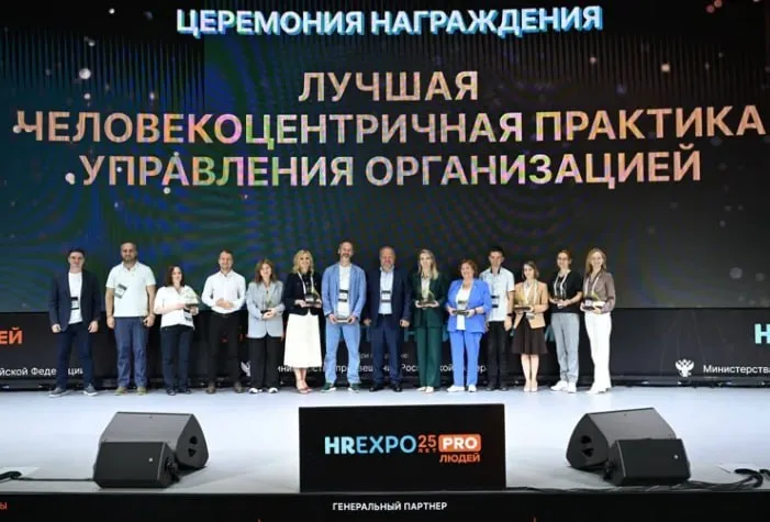 Самых человекоцентричных работодателей ждет награда форума HREXPO PRO ЛЮДЕЙ 2026 Премию за лучшие практики управления персоналом вручат в Москве К участию в XXVI Международном форуме HREXPO PRO ЛЮДЕЙ приглашены работодатели бизнесмены и организаторы Конкурс состоится в рамках одноименного форума который пройдет 18 19 июня Соискателей уже больше сотни и их число продолжает расти Заявки принимаются до 18 мая включительно по ссылке Цель премии выявить и распространить эффективные подходы в центре которых находится человек его развитие благополучие и вовлеченность Лауреатов 2026 года назовут в четырех номинациях Защита жизни и здоровья Культура человечности Растем вместе и Гордость за свое дело Среди конкурсных практик комплексные программы поддержки сотрудников включающие инициативы по укреплению физического и психологического здоровья развитию корпоративной культуры обучению и профессиональному росту Подписаться на URA RU мы в MAКС