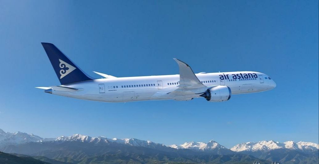 Air Astana договорилась о покупке 18 самолетов Boeing 787 9 Dreamliner в США Казахстанская авиакомпания Air Astana подписала контракт с американским концерном Boeing на поставку до 15 самолетов Boeing 787 9 Dreamliner Договор включает пять подтвержденных позиций пять опционов и пять позиций с правом на покупку Поставка этих авиалайнеров ожидается в период с 2032 по 2035 годы Ранее Air Astana заключила контракт на поставку ещё трёх самолетов Boeing 787 9 с запланированной поставкой в 2026 2027 годах Общая стоимость этих 18 воздушных судов сейчас составляет не менее 7 млрд ℹ Air Astana одна из крупнейших авиакомпаний Казахстана со штаб квартирой в Алматы По состоянию на октябрь 2025 года её воздушный флот насчитывает 62 самолёта Logistan info Логистика Авиаперевозки