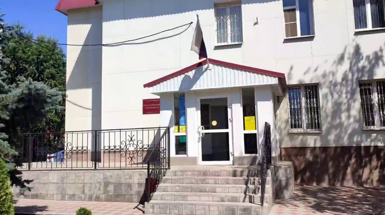 В производстве Апанасенковского районного суда находится уголовное дело в отношении гражданина, обвиняемого в совершении преступления - публичных призывах к осуществлению экстремистской деятельности, совершённых с использованием интернета  Органами предварительного следствия установлено, что гражданин, являясь зарегистрированным пользователем одной из популярных соцсетей , с личной страницы разместил заголовки с текстом экстремистского содержания, достоверно зная, что эта информация станет доступна для ознакомления неопределенному кругу лиц.  Очередное судебное заседание по данному уголовному делу назначено на 13 августа.