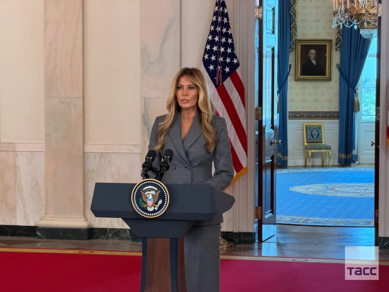 Мелания Трамп заявила что никогда не имела каких либо отношений с Эпштейном и не была одной из его жертв Она указала что ее электронное сообщение помощнице финансиста было не более чем формальным ответом на письмо последней Кроме того она опровергла заявления о том что это Эпштейн познакомил ее с будущим мужем Супруга американского президента подчеркнула что встретила Трампа за год до знакомства с финансистом в 2000 году Фото Дмитрий Кирсанов ТАСС