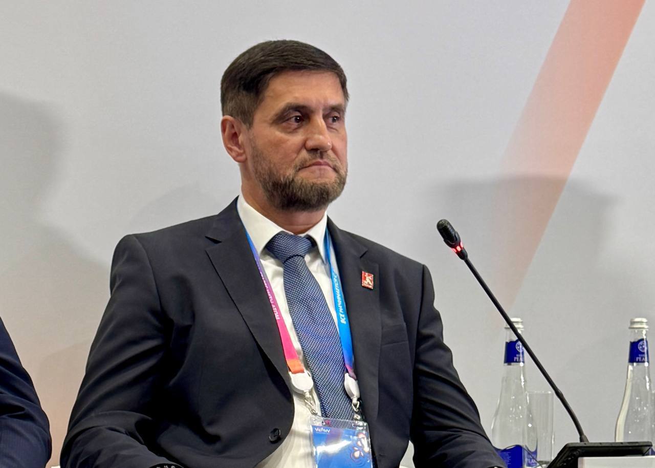 Петр Конюшенко рассказал о принципах формирования энергобаланса страны Петр Конюшенко выступил на сессии Энергобаланс без компромиссов атом ВИЭ которая состоялась в рамках форума Мировая атомная неделя Одновременное обеспечение роста экономики устойчивости энергосистемы и комфортных условий для жизни граждан требует сохранения баланса всех видов генерации электроэнергии отметил он Основные тезисы Согласно Генсхеме размещения объектов электроэнергетики до 2042 года для поддержания темпов развития экономики страны необходимо ввести в эксплуатацию более 88 ГВт новых энергомощностей Из них 28 7 ГВт будут приходиться на атомные технологии 24 2 ГВт на технологии возобновляемой энергетики уточнил Петр Конюшенко И атомная и зеленая энергетика обладают своими преимуществами Атомная остается базовой генерацией в энергобалансе страны она характеризуется предсказуемыми режимами работы высочайшими среди любых других технологий производства электроэнергии показателем числа часов использования и отказоустойчивостью   География проектов строительства атомных электростанций в России будет расширяться в том числе за территории Сибири и Дальнего Востока Что касается ВИЭ они придают энергосистеме гибкость и адаптивность являются отличным подспорьем для покрытия опережающих темпов роста электропотребления в стране в кратчайшие сроки В целом при формировании энергобаланса в России рассматриваются все источники энергии ТЭС АЭС ГЭС ВЭС СЭС а так же накопители Они внедряются с учетом климатических и природных особенностей территорий с опорой на актуальные и перспективные потребности рынка населения и экономики страны резюмировал заместитель министра   Минэнерго России в МАХ