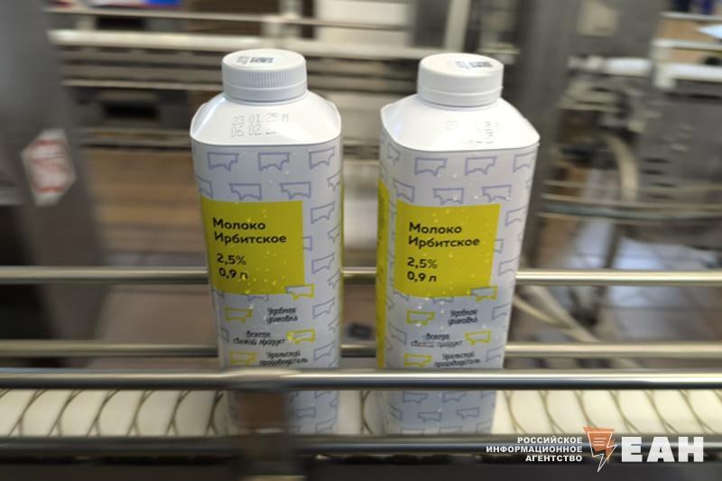 Закупочная цена на свердловское молоко оказалась в пять раз ниже магазинной С 13 февраля молокозаводы требуют чтобы аграрии сдавали им молоко по 20 25 рублей за литр что в два раза ниже себестоимости сырья Об этом ЕАН рассказал председатель Союза крестьянских хозяйств и потребительских кооперативов региона Андрей Аникьев В то же время на полке ценник уже около 100 рублей Я знаю историю что Алапаевский молокозавод выставляет закупочную цену под 20 рублей а если поставщики отказываются то предприятие грозит разорвать контракт При этом молокозавод задолжал многим Одному из фермеров уже задолжали 13 млн рублей рассказал Андрей Аникьев Собеседник ЕАН пояснил что причиной резкого падения закупочной цены стали карантин введенный из за пастереллеза и действующий все еще запрет на вывоз молока из области Ограничения вводил в 2024 году уже экс губернатор Евгений Куйвашев когда в области был дефицит молочки Правда снять запрет забыли своевременно Это привело к переизбытку молока в регионе пояснил Андрей Аникьев Многие фермеры будут принимать экстренные меры в этой связи сокращать поголовье Может даже закроют хозяйства Крупные агрофермы думают как им рассчитываться за электроэнергию как выдавать зарплату пояснил председатель Союза крестьянских хозяйств и потребительских кооперативов региона Андрей Аникьев ЕАН в MAX ЕАН в VK