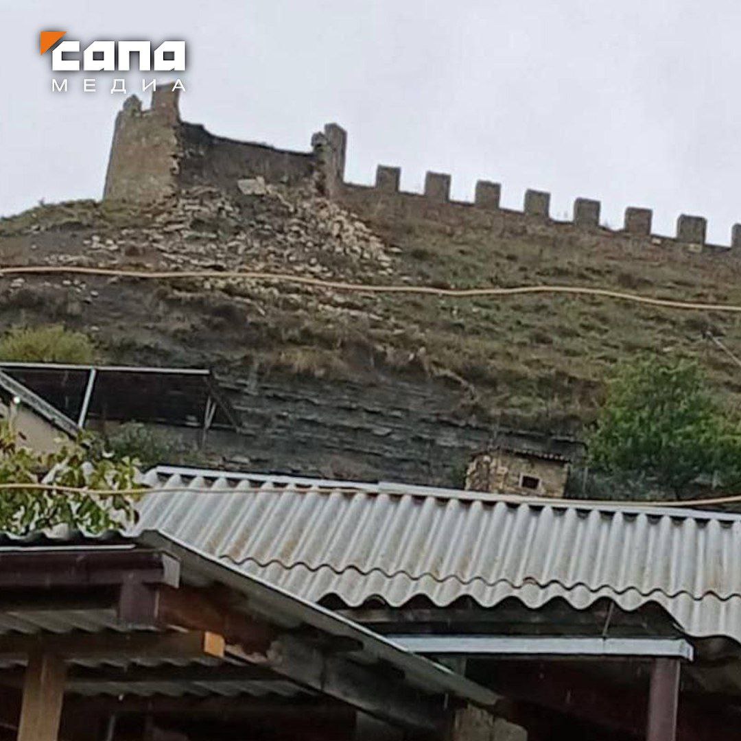 В Дагестане из за ливней обрушилась крепостная стена в Кумухе О частичном обрушении архитектурного памятника федерального значения сообщил глава администрации Лакского района Юсуп Магомедов Он пообещал что власти восстановят этот участок как можно скорее Для всех нас эта крепость больше чем древние камни Это сакральный символ нашей земли гордый дух нашего народа зримая связь между славным прошлым настоящим и будущим Лакии отметил глава Крепость XVI XVIII веков расположена на вершине невысокого хребта ограничивающего село Кумух с западной стороны Памятник представляет собой четырехугольник из стен с зубцами к нему примыкают две полукруглые башни по углам Стены крепости сделаны из местного камня песчаника Строение признали объектом культурного наследия федерального значения в 2023 году Подписывайся на Сапа Кавказ