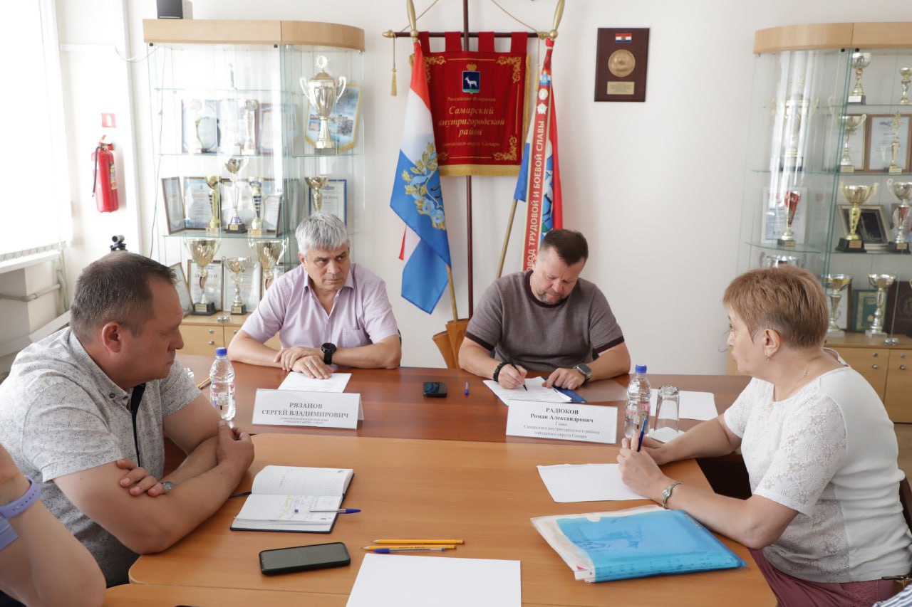 Глава Самарского района Роман Радюков провел личный прием граждан  Глава Самарского района областной столицы Роман Радюков совместно с заместителем председателя городской Думы Сергеем Рязановым провел личный прием граждан. Жители обратились с жилищными вопросами и вопросами о пользовании общедомовым имуществом.     Так, 77-летняя жительница дома № 27 по ул. Водников, который относится к категории ветхих, обратилась с просьбой ускорить процесс признания помещения непригодным для проживания. В данный момент она проживает в маневренном фонде.  «Одна из задач районной администрации – консультировать жителей, сориентировать, как и в какое ведомство лучше обратиться для решения их вопросов. Чтобы признать жилье непригодным для проживания и получить новое, необходимо рассмотреть материалы на межведомственной комиссии, которая оценит его общее состояние, включая физический износ и санитарные нормы. По результату дается рекомендация о признании помещения пригодным или непригодным для проживания – в этом случае жительнице может быть предоставлено новое жилье, равнозначное по площади и качеству, либо денежная компенсация. Вопросом по дому № 27 на улице Водников уже занимается Департамент управления имуществом, ситуация остается и на моем личном контроле»,  – отметил глава Самарского района Роман Радюков.  Напомним, в этом году по поручению главы города Самара Ивана Носкова должен завершиться первый этап программы расселения домов, признанных аварийными до 2017 года. В городе планируется снести 80 таких зданий, в том числе 11 домов в Самарском районе.  Отметим, что записаться на прием к главе Самарского внутригородского района Самары можно через отдел по работе с обращениями граждан администрации района, тел: 333-32-96. Личные приемы глава района проводит ежемесячно, в первую и третью среды, с 16:00.