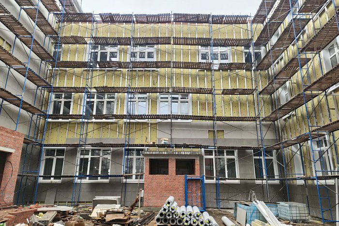 Новая школа на проспекте Строителей находится в стадии чистовой отделки Даже в выходные не утихают работы по строительству школы на 1000 мест. Работы перешли в стадию чистовой отделки внутренних помещений школы, в том числе, трёх спортивных залов и бассейна глубиной 25 метров. На финальном этапе обустройство входной группы, игровых площадок и футбольного поля. Монтируется наружное освещение. Больше новостей на портале: kirov-portal.ru