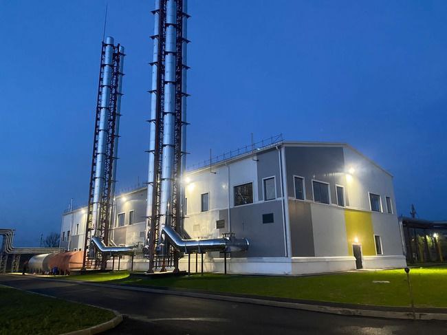 Сахалинэнерго подключило к электроснабжению 7 новых газовых котельных на Сахалине    Сахалинэнерго»  входит в Группу РусГидро  с начала года завершило технологическое присоединение к электросетям семи газовых котельных в Сахалинской области. Это важный шаг в повышении надежности теплоснабжения жителей Поронайского, Корсаковского и Анивского районов, а также в снижении экологической нагрузки благодаря переходу на более чистое топливо.      Что сделано?     Проектирование и строительство электросетевой инфраструктуры     Пусконаладка и подключение к централизованному энергоснабжению.     Экологический эффект   Замена угля и мазута на газ снижает вредные выбросы, улучшая экологию острова. «Сахалинэнерго» продолжает поддерживать проекты устойчивого развития ЖКХ региона.    #Сахалинэнерго #РусГидро #Энергетика #Экология #Сахалин
