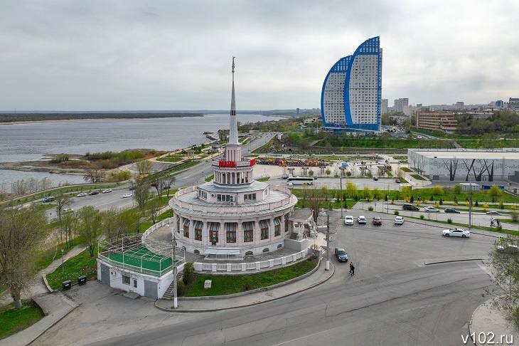 В центре Волгограда усилят видеонаблюдение у музея и Мамаева кургана Новые камеры видеонаблюдения появятся в двух общественных местах - у музея «Россия - Моя история» и в «Парке Победы» у подножия Мамаева кургана в Центральном районе Волгограда, сообщает V102.RU. В настоящее время объявлен электронный аукцион на разработку проектно-сметной и рабочей документации по монтажу систем видеонаблюдения. Начальная стоимость работ составляет чуть более 1,5 миллиона рублей. Заказчиком проекта выступает МКУ «Городской информационный центр». Работы должны быть выполнены до конца сентября текущего года.