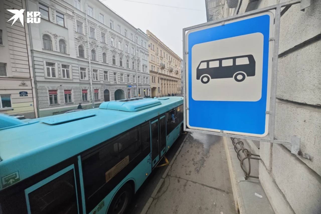 В Петербурге с начала января усилили работу четырёх автобусных маршрутов Изменения коснулись маршрутов связывающих Приморский Кронштадтский и Курортный районы Число автобусов стало больше а интервал движения сокращён Об этом сообщил городской комитет по транспорту С 1 января на маршруте 223 в будние дни курсируют 11 автобусов выполняющих 243 рейса а в выходные 8 автобусов с 173 рейсами Маршрут 258 теперь обслуживают 10 автобусов в будни 207 рейсов и 8 в выходные 194 рейса С 12 января изменения коснулись и маршрута 101 В будни на линию выходят 13 автобусов они совершают 120 поездок в выходные 10 автобусов с 94 рейсами Алексей Булатов Читай нас в MAX Читай нас в Telegram