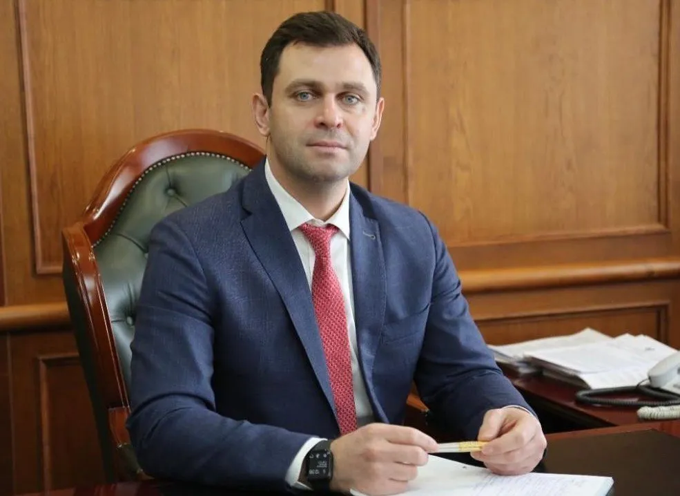 Экс главу Минстроя Дагестана оставили под арестом еще на месяц Суд в Дагестане продлил на один месяц срок содержания под стражей бывшему министру строительства и ЖКХ республики Артуру Сулейманову которого подозревают в получении взятки Об этом сообщили в суде Срок содержания под стражей бывшего министра строительства и ЖКХ республики продлен до 15 июня уточнили в суде Мы теперь и в МАХ Южная служба новостей