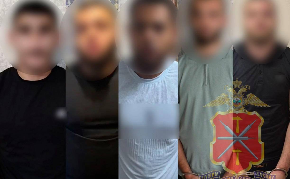 О задержании лидера этнической группировки Тиграна Оганесяна 36 летний мастер спорта России по ММА профессиональный боец Тигран Оганесян организовал спортивную секцию объединив вокруг себя воспитанников из числа представителей национальных диаспор и землячеств Он сформировал группировку из 5 человек специализировавшуюся на совершении разбоев и вымогательств в городе Щекино Они представлялись сотрудниками силовых структур избивали жертв и вымогали у них деньги от 500 до 800 тысяч рублей В Федерации ММА Тульской области заявили что задержанный лидер этнической группировки Тигран Оганесян не является членом региональной федерации