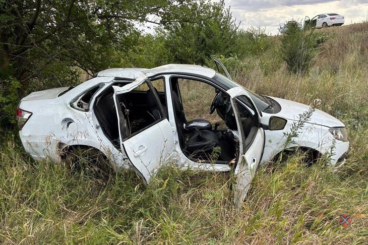 Водитель автомобиля Лада Гранта в Волгоградской области не смог удержаться на трассе и улетел в кювет Как сообщили V102 RU в ГУ МВД России по региону ДТП произошло накануне днем на 127 км автодороги Калининск Жирновск Котово Камышин в Котовском районе По предварительным данным водитель легковушки не справился с управлением Автомобиль совершил кувырок в результате чего его кузов пошел волной В результате ДТП пострадали две женщины пассажирки Лада Гранта Их доставили в больницу