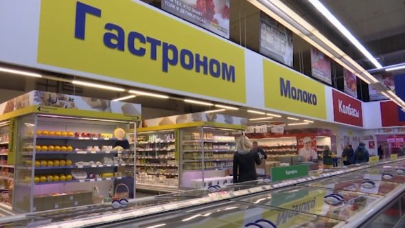 Спрос на продукты в Пермском крае упал на 11 за год В 3 кв 2025 года размер среднего чека на продукты в Пермском крае составил 196 руб что на 8 больше по сравнению с аналогичным периодом прошлого года Спрос при этом в годовом выражении упал на 11 В аналитическую выборку вошли 7 5 млн чеков из магазинов Прикамья Данные предоставили по запросу РБК Пермь специалисты сервиса Контур Маркет Сильнее всего в регионе подорожали сливочное масло 37 год к году морковь 29 сахар и лук по 23 Снизились в июле сентябре цены на яйца 31 свинину 28 курицу 16 индейку 15 На 7 подешевело молоко rbc perm