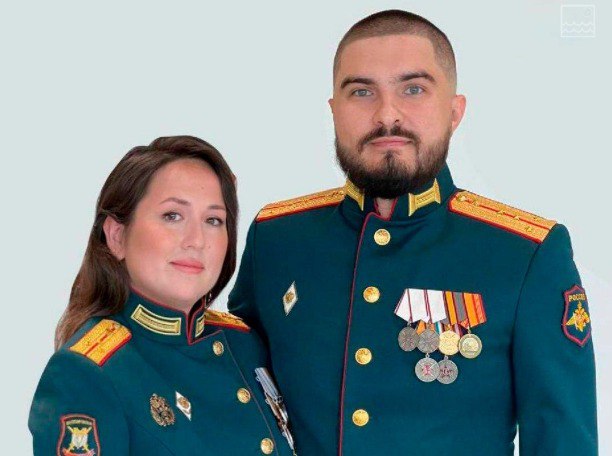 Саратовский врач спас тысячи жизней на СВО Капитан медицинской службы Денис Вахитов родом из Ершовского района принимал участие в специальной военной операции где его опыт анестезиолога реаниматолога оказался незаменим По словам супруги офицера Юлии Муллагалиевой которая также служит и является участницей второго потока программы Время героев Денис уделял особое внимание тому чтобы медицинский батальон был всегда готов оказывать помощь раненым и больным За время службы Денис Вахитов помог более чем трем тысячам военнослужащих оказав им специализированную медицинскую помощь За свой подвиг он дважды был удостоен медали За спасение погибавших Источник и фото Telegram Время Саратовское Z