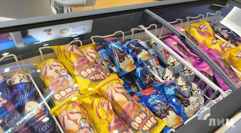 Продукция, которую производит Луганский хладокомбинат, представлена в 35 городах России. Об этом корреспонденту ЛИЦ на полях Петербургского экономического форума ПМЭФ сообщила директор по маркетингу Элина Малащюк. «Мы в этом году пытаемся расширяться и заходить во все ключевые сетки России. В этом году мы представлены на территории ЮФО Южного федерального округа — прим. ЛИЦ практически всем по ключевым сетям. Мы представлены практически в 35 городах России, до Урала», — рассказала она.