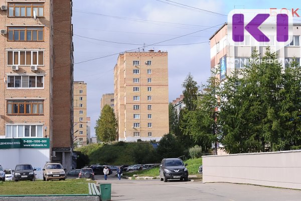 В Коми введены меры безопасности в связи с БПЛА в Ухтинском районе Специальные службы напоминают о действиях при обнаружении беспилотника. Не рекомендуется осуществлять съемку и распространение материалов о применении вражеских беспилотных летательных аппаратов. Эти ограничения введены для защиты от передачи разведывательной информации противнику. О факте обнаружения беспилотника в небе или на земле следует сообщить по телефону 112 или через приложение "Радар.НФ" с указанием времени, места и направления полета. Также информацию можно передать по номеру 102 или по телефону ближайшего отделения полиции. Нельзя находиться в прямой видимости летательного аппарата. Необходимо немедленно покинуть зону обнаружения БПЛА – отойти на расстояние не менее 100 метров за ближайшие здания или деревья. Важно предупредить других граждан об обнаружении беспилотника и возможной опасности.
