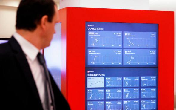 Индекс Мосбиржи  IMOEX  вырос на 5,45%, поднявшись до 2915,43 пункта, свидетельствуют данные торгов на Московской бирже на 12:05 мск. Выше 2900 пунктов бенчмарк торгуется впервые за два месяца — c 6 июня.  В ходе торгов индекс Мосбиржи поднялся до максимума с 14 мая.  «Рост происходит на фоне подготовки встречи президентов России и США. Судя по новостям, она может состояться уже в ближайшие дни. Соответственно, рынок начал закладывать ожидания скорого геополитического урегулирования», — отметил портфельный управляющий «Альфа-Капитала» Дмитрий Скрябин.  В четверг, 7 августа, помощник президента России Юрий Ушаков сообщил, что договоренность о проведении встречи президента России Владимира Путина с президентом США Дональдом Трампом согласована и стороны приступили к ее проработке. Следующая неделя обозначена как ориентир для встречи, но сколько дней займет подготовка, трудно сказать, заявил он.