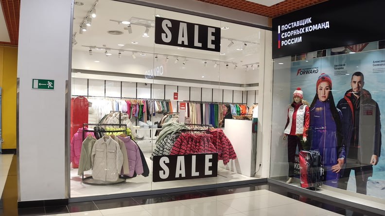 Без shop и sale в Красноярске запретят вывески на иностранном языке но не все С 1 марта в магазинах кафе и других торговых местах надписи должны быть только на русском не будет sale open close shop cafe и тому подобное объяснили в Роспотребнадзоре и СФУ Информация на иностранном языке может размещаться рядом но с идентичном содержанием например Cтудия красоты Beauty studio Требования не касаются товарных знаков и фирменных наименований Wildberries не станет Дикими ягодами а Green house Зеленым домом prmira news