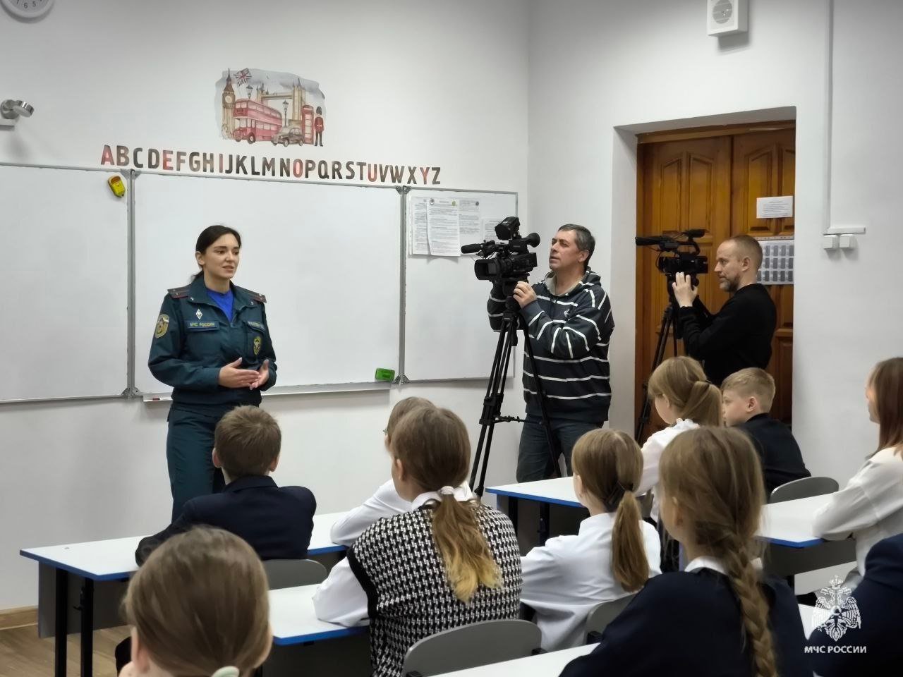 ‍ В Брянске прошёл очередной рейд со СМИ и КЦУСОН   В этот раз сотрудники ОНДПР по г. Брянску провели профилактические мероприятия в жилом секторе, пообщались со учениками МБОУ "Гимназия № 2" и посетили ожоговый отделение брянской  городской больницы № 1.   Сотрудники спасательного ведомства напомнили гражданам о соблюдении требований пожарной безопасности при использовании бытовых электроприборов и газового оборудования.  Они рассказали горожанам как не допустить несчастных случаев и вручили памятки о правилах пожарной безопасности.    В случае возникновения возгорания незамедлительно сообщите о нём по номерам телефонов "101" или "112".  #ПожарнаяБезопасность #МЧСпоБрянскойОбласти    МЧС Брянской области в ТГ   ГУ МЧС России по Брянской области в ВК   МЧС Брянской области в ОК