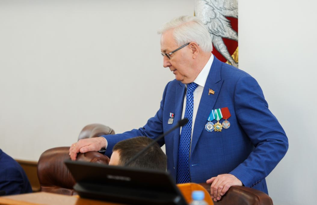 После национализации ЮГК вице-спикер челябинского ЗСО Карликанов снимается с выборов. На выборы в новый состав выдвигался по спискам ЕР  уже был зарегистрирован, а сейчас подал заявление о снятии с выборов.   Юрию Карликанову 73 года. Избирался в ЗСО с 2005 года. С 2009 по 2020 годы занимал пост первого вице-спикера. В последние созывы попадал по спискам ЕР, в округе, где постоянно избирался, как одномандатник, основатель ЮГК  «Южуралзолото»  Константин Струков. В новый состав ЗСО Струков выдвигаться не стал, но отправил на выборы Сергея Евтеева.   Евтеев управляет «Челябинск-сити», самым высоким бизнес-центром в Челябинске. Строил высотку Карликанов, в 2013 году ее выкупил Струков. Сейчас высотка принадлежит государству, как и все активы ЮГК. Активы изъяты по требованию Генпрокуратуры РФ.  После решения суда о национализации Евтеев снялся с выборов. Карликанов по спискам ЕР был на проходном, 11-ом месте. Имел все шансы попасть в новый состав, но последовал примеру Евтеева.  Главный политический канал Урала