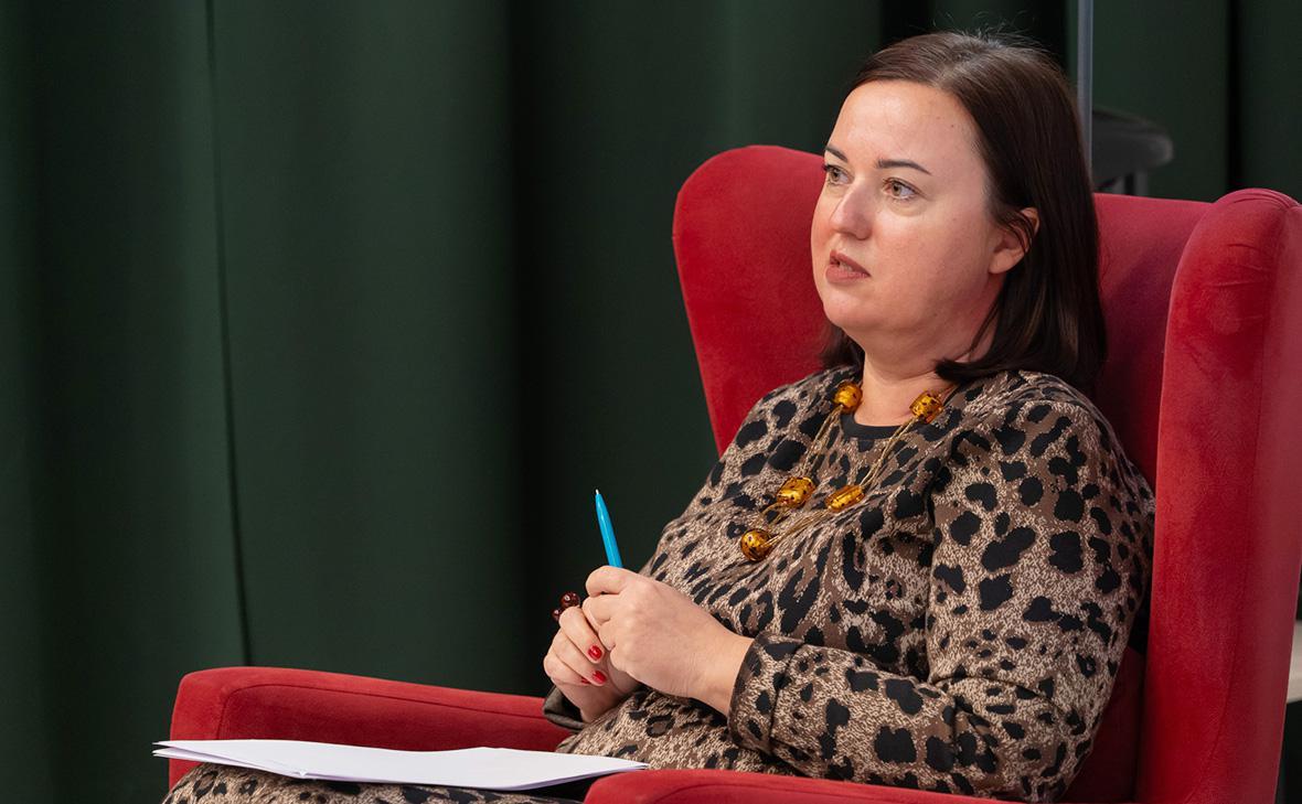 Ректора СПбГИКиТ Екатерину Сазонову уволили после жалоб на цензуру и давление По словам студентов из за управленческих решений ректора уволились шесть мастеров кафедры режиссуры и еще два преподавателя Один из них Дмитрий Месхиев отмечал что педагоги выступали против нового процесса кинопроизводства где каждый проект должен был проходить согласование у студентов продюсеров на всех этапах   bg ru bg people people news 29896 spbgikit rektor   Большой Город