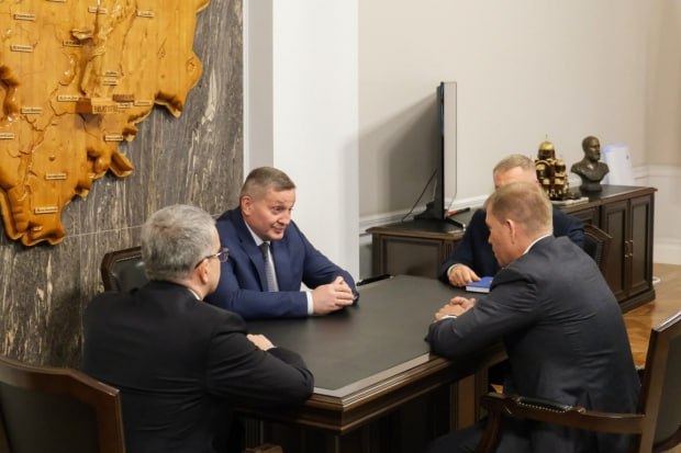 Андрей Бочаров провел рабочую встречу с Антоном Лопатиным в Волгограде Губернатор Волгоградской области Андрей Бочаров провел рабочую встречу с членом Центральной избирательной комиссии России Антоном Лопатиным На встрече обсуждались вопросы взаимодействия региона с ЦИК при этом был отмечен высокий уровень текущего сотрудничества 20 октября на Волгоград Арене стартовал региональный молодежный форум организованный Избирательной комиссией Волгоградской области Мероприятие собрало около 650 участников включая членов Молодежной избирательной комиссии и представителей молодежных советов В рамках пленарной сессии Антон Лопатин выступил с лекцией о современной избирательной системе России и цифровых стандартах проведения выборов