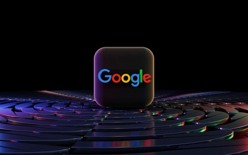 Google начинает внедрять рекламу в чатах с ИИ-ботами, что является частью стратегии компании по сохранению лидерства в области цифровой рекламы. Этот шаг был предпринят в ответ на рост популярности генеративного искусственного интеллекта и новых игроков на рынке, таких как OpenAI и Perplexity AI. Реклама теперь показывается в приложениях стартапов, таких как iAsk и Liner, которые уже подключились к программе. > По данным Bloomberg, Google активно тестировала данное решение с прошлого года. Эта мера позволит стартапам зарабатывать на рекламе и компенсировать затраты на вычислительные ресурсы для ИИ. Источник: Bloomberg Источник изображения: BoliviaInteligente / unsplash.com