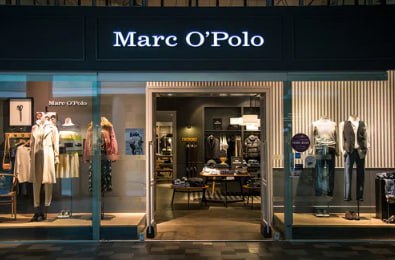 Первый магазин Marc O Polo открылся в Волгограде В торгово развлекательном комплексе Мармелад начал работу первый в городе магазин премиального бренда Marc O Polo На площади 70 кв м представлены коллекции одежды обуви и аксессуаров из натуральных материалов Средний чек в магазине достигает 40 000 рублей ТРК Мармелад целенаправленно развивает сегмент средний плюс где доля премиальных операторов уже превышает 14 В 2025 году здесь также открылись салоны Karl Lagerfeld и Guess ofd ru
