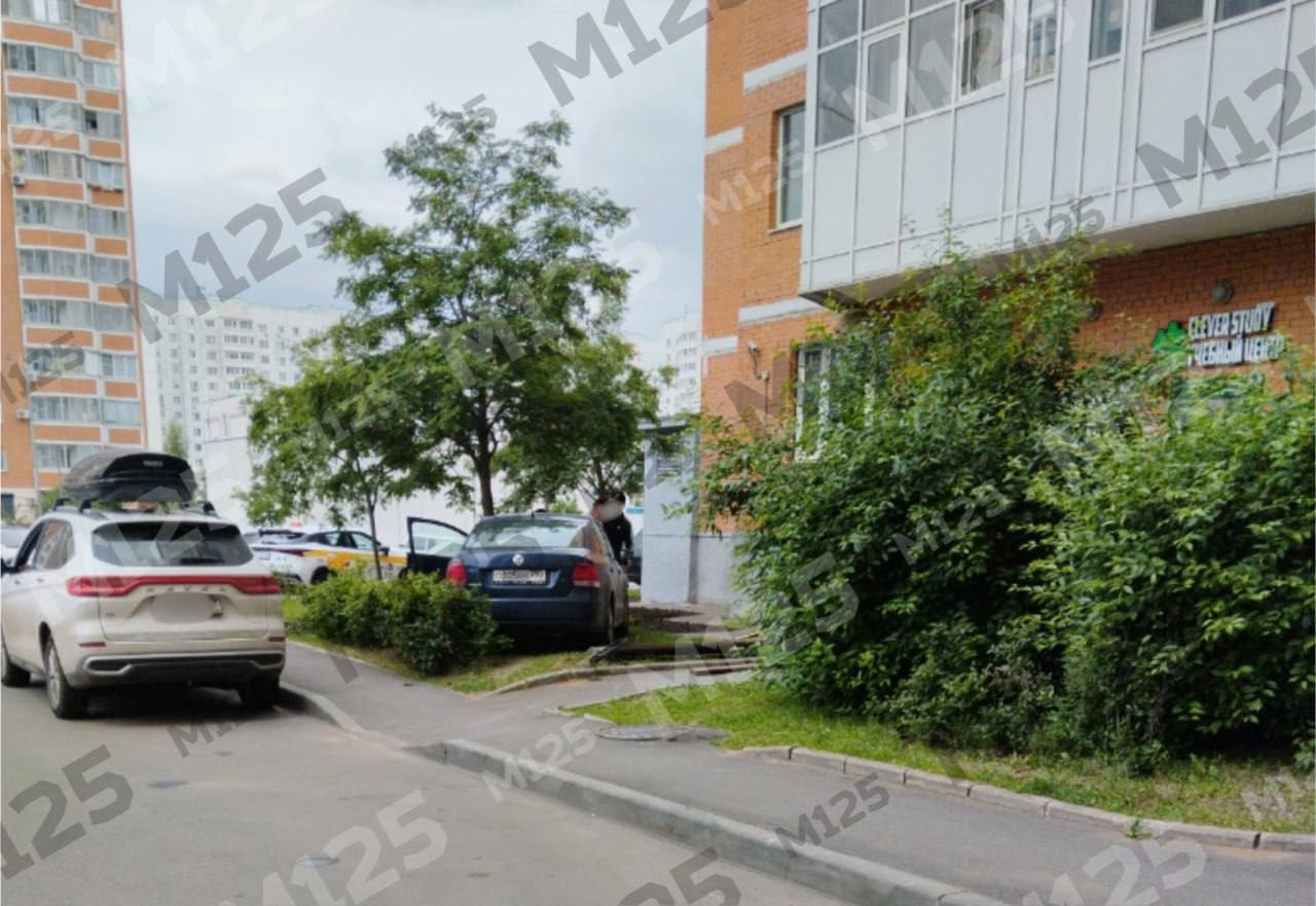 Женщина перепутала педали на Дмитровском шоссе Ее машина улетела через тротуар на газон, снеся скамейку. В машине ещё был ребёнок. Чудом на лавочке в это время никто не сидел. Прислать новость