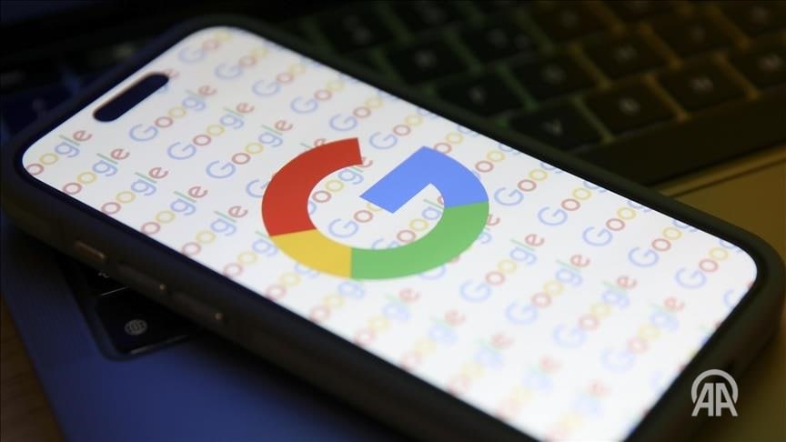 Google выплатит 68 млн за незаконное прослушивание пользователей Американский технологический гигант Google согласился выплатить 68 млн долларов за урегулирование иска в США в котором утверждалось что компания тайно прослушивает пользователей через голосовой помощник Об этом сообщает издание The Hill Google достигла досудебного соглашения по коллективному иску касающемуся нарушений конфиденциальности в голосовом помощнике Google Assistant Согласно обвинениям в адрес Google устройства с функцией Google Assistant записывали частные разговоры пользователей без активации ключевыми фразами Привет Google или Окей Google нарушая заявленные условия конфиденциальности Подробнее на нашем сайте v aa com tr 3811918 24 7 в сутки с Агентством Анадолу