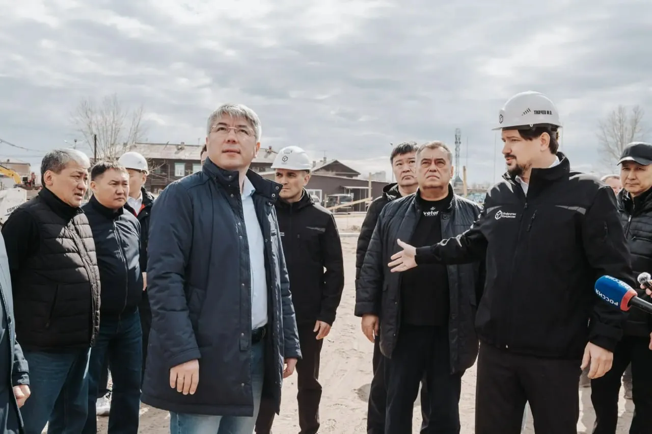 Глава Бурятии Алексей Цыденов проинспектировал ключевые объекты мастер плана в Улан Удэ Отклонения от первоначальных сроков по всем объектам связаны с работой в режиме дефицита дополнительными требованиями к качеству отделки и наполнению Алексей Цыденов подчеркнул что проверки будут регулярными В театре Байкал готовность на 40 сдать объект планируют в первом квартале 2027 года Бетонирование вертикальных конструкций четвёртого этажа выполнено на 75 Ведутся кладка наружных стен и внутренних перегородок прокладка инженерных сетей Национальный музей готов на 60 Завершены монолитные работы выполняются металлоконструкции кровли кладка внутренних стен и перегородок на пятом этаже Школа на 760 мест ул Банзарова Смолина готова на 60 Несмотря на задержку кредитного финансирования через ВЭБ и Сбербанк в рамках концессии идут электромонтаж сантехнические и отделочные работы устанавливают системы отопления и вентиляции Открытие запланировано на 1 сентября 2026 года Подстанция Культурная на острове Счастья готова на 97 Завершается прокладка волоконно оптической линии связи по дну реки Центр креативных индустрий в реконструированном производственном здании готов на 70 Сдача перенесена на полгода из за выявленных дефектов в старом здании Бурятия Подписывайтесь на Недальний Восток в Max