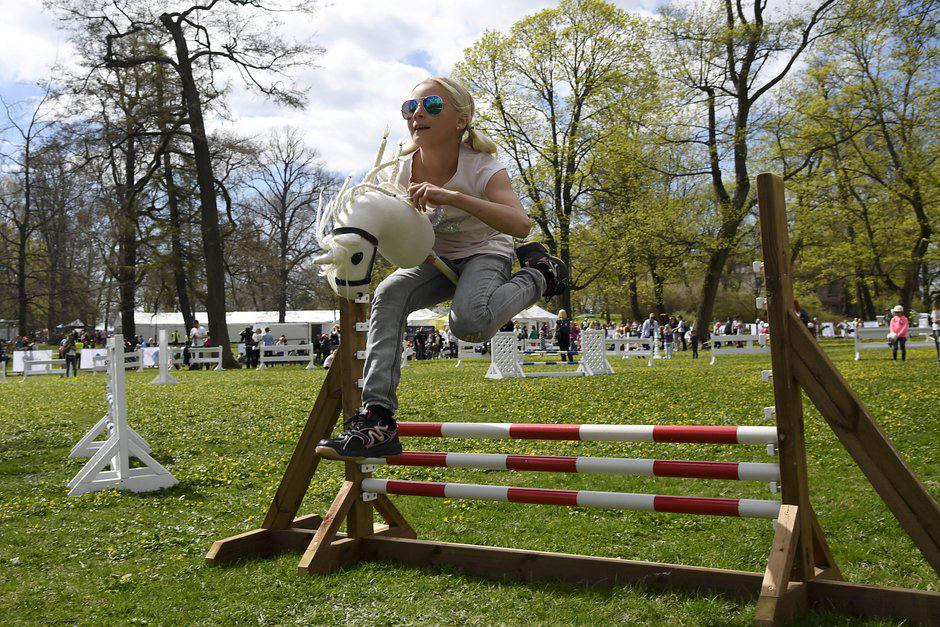 Последователям хоббидогинга выгуливающих воображаемых собак нужно дать возможность ухаживать за животными в приютах Об этом в интервью ТАСС заявил депутат Владимир Бурматов от Единой России Им вслед за хоббихорсинговыми еще бы в обязательном порядке пройти психиатров Знаете ли страшно с такими по одним улицам ходить вдруг что Подпишись RogandarNEWs мы в MAX