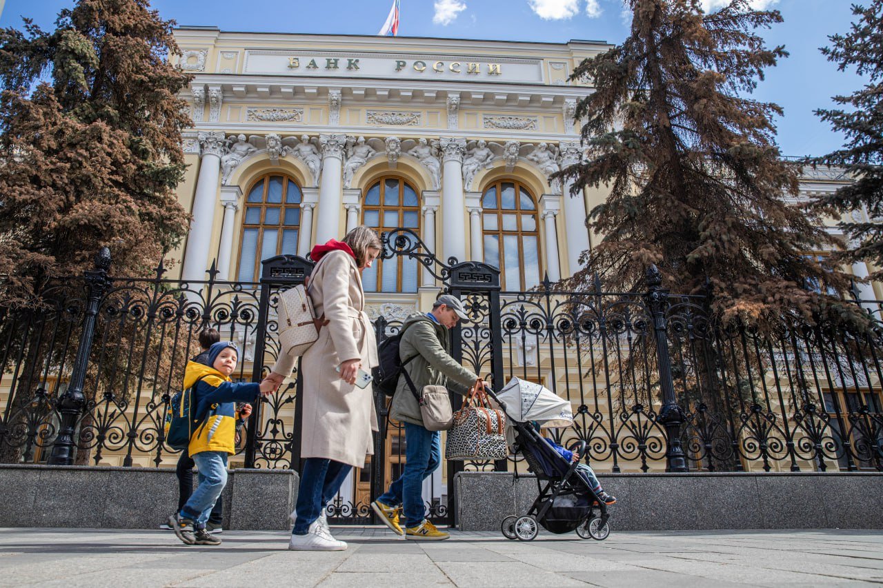 Комитет по стандартам деятельности кредитных организаций вместе с ЦБ утвердил стандарт по защите прав и законных интересов заемщиков, который начнет действовать с 2025 года   Стандарт будет распространяться только на договоры, заключенные после 1 января следующего года.    Ипотечный стандарт предусматривает, что в состав первоначального взноса по ипотеке не должна входить сумма кешбэка.    Кредитные организации будут не вправе получать от застройщика вознаграждение за установление пониженной процентной ставки в случае, если это может привести к росту стоимости объекта недвижимости.    В стандарте предусмотрен пункт о том, что договоры ипотечного кредитования не должны заключаться на срок более 30 лет и на сумму выше 80% справедливой стоимости предмета ипотеки.    С 1 января банки будут обязаны при получении от заемщика вознаграждения за установление пониженной процентной ставки честно информировать его о том, какова разница в полной стоимости кредита. Также банк должен будет возвращать неиспользованную часть такого вознаграждения в случае досрочного погашения кредита.    Читайте подробнее на сайте