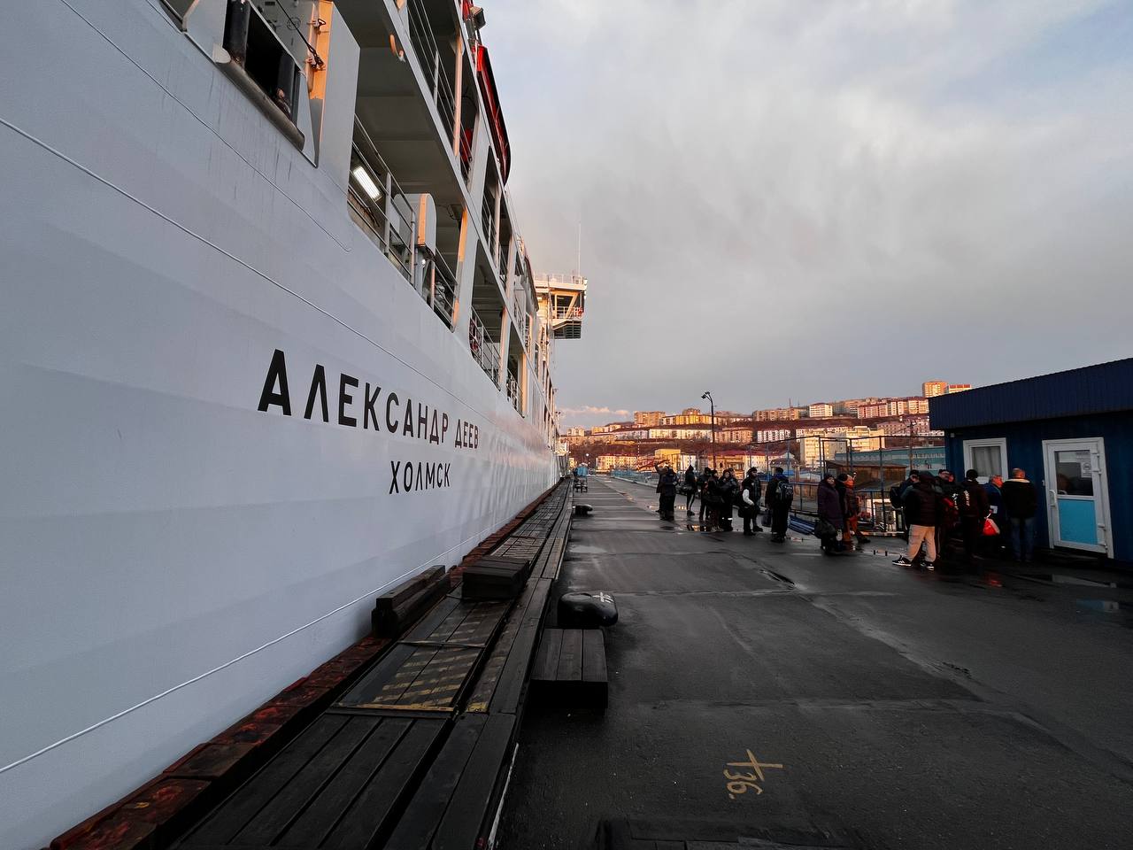 Сахалинский минтранс подвел итоги работы морского транспорта за первое полугодие В первом полугодии на морских линиях Сахалинской области перевезли более 17 тыс. пассажиров и свыше 648 тыс. тонн грузов. Наибольший объем грузопассажирских перевозок обеспечила паромная переправа Ванино — Холмск. На линии Ванино — Холмск работают четыре парома: три дизель-электрохода типа «Сахалин» судовладелец ПАО «Сахалинское морское пароходство» и теплоход «Александр Деев» эксплуатант АО «СахПасФлот» . С января по июнь через паромную переправу было перевезено почти 10 тысяч пассажиров и около 637 тысяч тонн грузов. Объем перевозок в первом полугодии сохранился на уровне аналогичного периода прошлого года, — рассказал министр транспорта и дорожного хозяйства Максим Жоголев. На линии Корсаков — Курилы за шесть месяцев перевезено более 6 тысяч пассажиров и свыше 8 тысяч тонн грузов, а на линии Петропавловск-Камчатский – Северо-Курильск — более 1,1 тысячи пассажиров и около 2 тысяч тонн грузов. Также в первом полугодии регулярные грузоперевозки на территорию Сахалинской области обеспечивали морские линии Владивосток — Корсаков и Владивосток — Курилы. С начала года суммарный объем груза, перевезенного на линии Владивосток — Корсаков, составил 447 тысяч тонн — на 27 % больше, чем за аналогичный период прошлого года. На линии Владивосток — Курилы объем перевезенного груза по сравнению с 2024 годом вырос на 84 % и составил около 43 тысяч тонн.