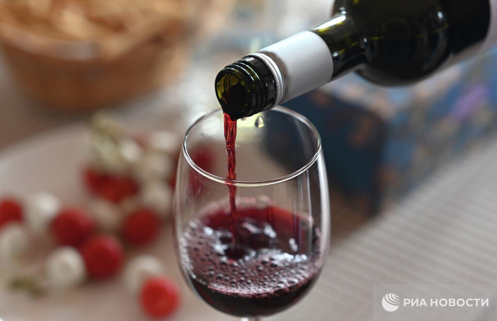 Цена за хорошее российское вино в магазинах начинается от 600 рублей рассказал эксперт Это правда не значит что вино дешевле 600 рублей плохое Надо обращать внимание на производителя На данном этапе развития виноделия в России производитель вина даже важнее чем его регион происхождения Подписаться на РИА Новости