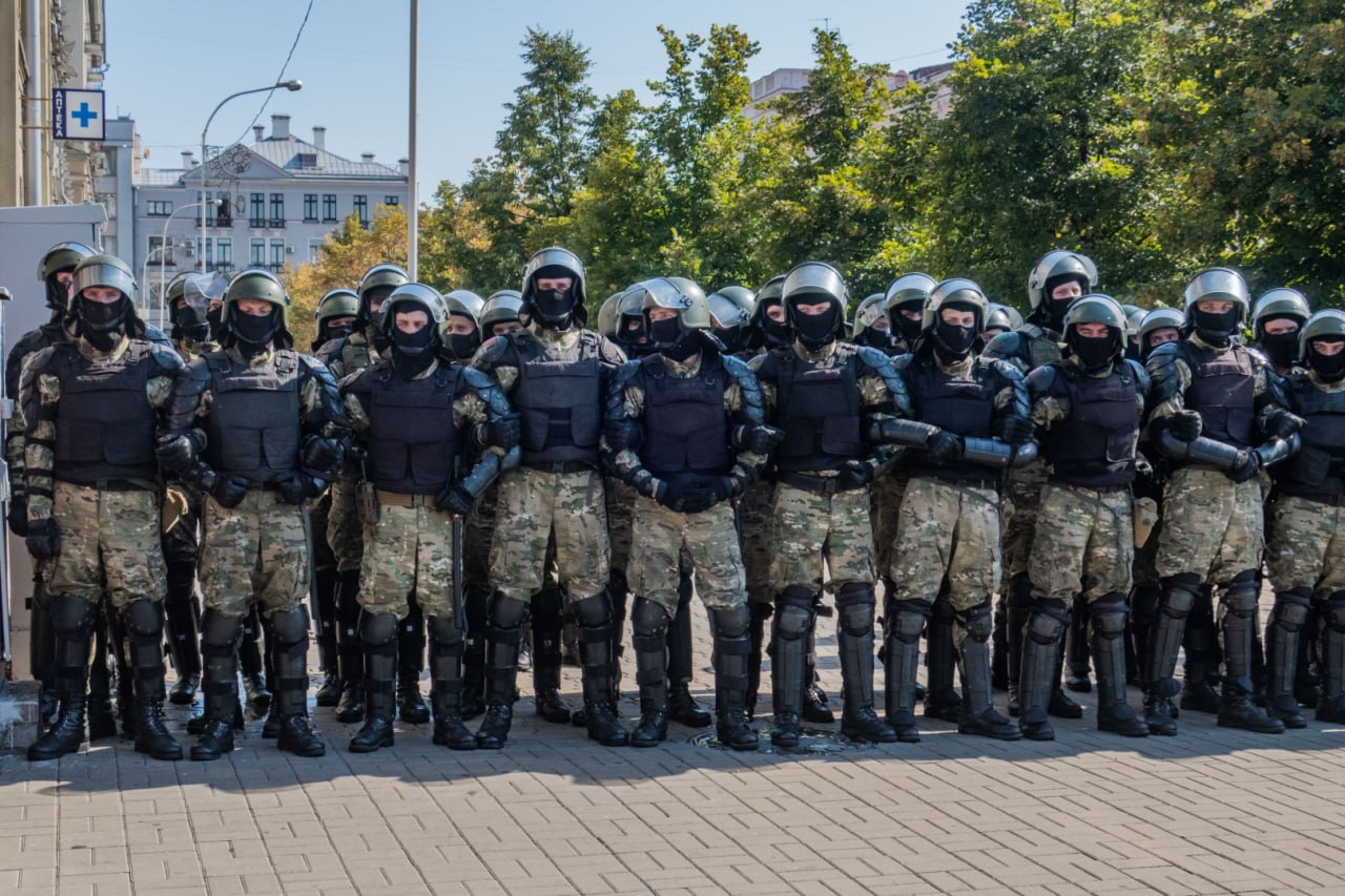 Москва пообещала оказать белорусским силовикам помощь «на земле», если она им понадобится на выборах-2025.  Россия окажет официальному Минску «помощь» в случае «попыток дестабилизации» ситуации в ходе президентских выборов в 2025 году, заявил в интервью РИА Новости посол РФ в Минске Борис Грызлов.