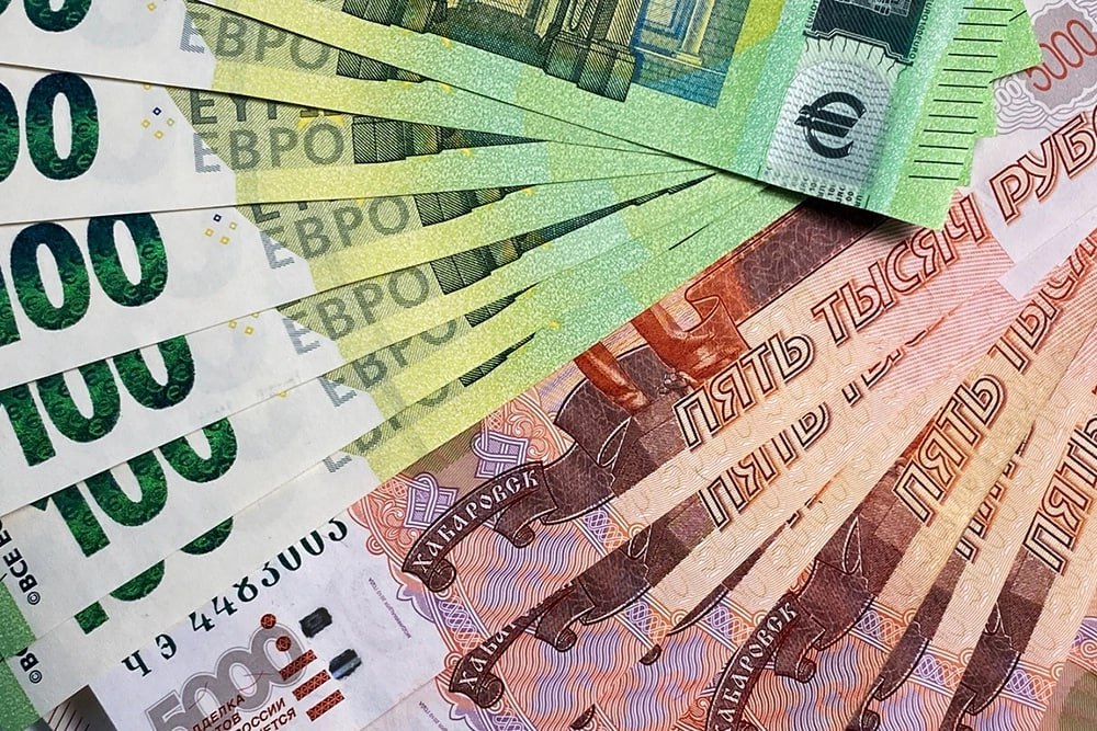 Конфискация замороженных активов России станет самоубийством европейской цивилизации заявил спецпредставитель президента РФ Кирилл Дмитриев Европейские элиты уничтожают свои собственные страны неконтролируемой миграцией ростом преступности и экономическим спадом Теперь же они хотят завершить самоубийство европейской цивилизации уничтожив права собственности основу финансовой системы и взорвав собственную валюту Напомним в бельгийском депозитарии Euroclear находятся 193 миллиардов евро замороженных российских активов 180 миллиардов из которых принадлежат Центробанку РФ Подписаться на Российскую газету в Читать нас в MAX