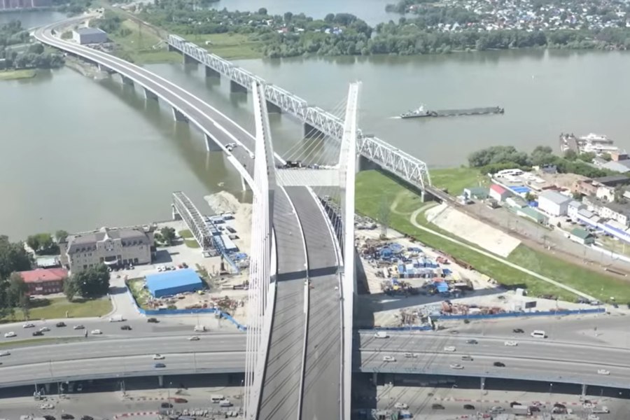 Одну из развязок четвертого моста в Новосибирске сдадут в 2026 году «Сибирская концессионная компания» намерена расширить штат рабочих на строительстве четвёртого моста в Новосибирске. Сейчас там трудятся 360 работников и 40 машин. После получения гранта в 2,8 миллиарда рублей компания планирует нанять ещё 800-1000 сотрудников. Если средства поступят на следующей неделе, уже к концу июля на объекте будут работать 1000человек. Генеральный директор компании Сергей Юдин отметил, что одну из развязок полностью сдадут в 2026 году. Однако, по его словам, это не повлияет на сквозное движение. Подробнее читайте по ссылке INFOPRO54 Источник фото: скриншот с видео Группы «ВИС», автор- пресс-служба