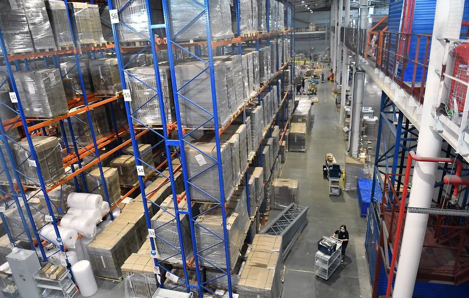 Со склада прочь сроки передачи таможней в казну брошенных грузов сократят ради их эффективной реализации Госдума одобрила в первом чтении законопроект которым предлагается ускорить процесс возвращения в оборот оставленных на площадках таможни не востребованных импортерами автомобилей и товаров на практике действительно заинтересованные в возврате своего имущества владельцы забирают его в течение семи дней сообщает Коммерсант В остальных случаях грузы продолжают занимать свободное место на складах это может продолжаться до полугода вплоть до исполнения решения суда о передаче их государству За это время некоторые товары приходят в негодность что затрудняет их реализацию уже после обращения в казну Та же проблема в предыдущие годы фиксировалась в вопросе эффективного распоряжения конфискатом и вещдоками то что реализовать не удалось государству приходилось утилизировать за свой счет Подписаться на PRO transport