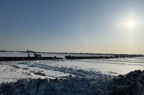 В декабре между Благовещенском и Хэйхэ начнут устанавливать понтонный мост для грузового и пассажирского сообщения Запуск переправы запланирован на январь 2025 года после завершения монтажа и проверки безопасности В период ледостава перевозки временно осуществляются на судах на воздушной подушке билеты на которые продаются в день отправления После установления прочного льда рейсы станут чаще а купить билет можно будет заранее Параллельно продолжает работу автобусное сообщение по автомобильному мосту В преддверии новогодних праздников перевозчик Амурассо договорился с китайской стороной о введении дополнительных рейсов для обеспечения бесперебойного сообщения