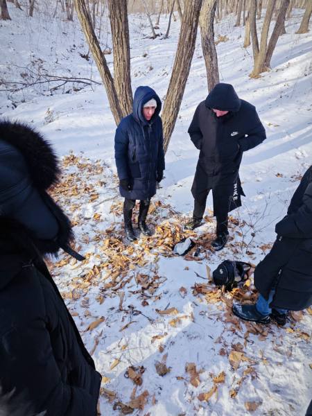 В Приморье парочка решила подзаработать денег, но попалась, когда раскидывала закладки с героином  В Большом Камне на улице Зеленой задержаны двое жителей Артема: 44-летний мужчина и 40-летняя женщина. На месте у них изъяли 12 свертков с героином, подготовленных для распространения через тайники-закладки.   В ходе досмотра личных вещей изъято 46 закладок. Кроме того, поднято 12 закладок, разложенных злоумышленниками ранее. Во всех 70 изъятых закладках находился героин. Общий вес изъятого превышает 27 граммов    Админу