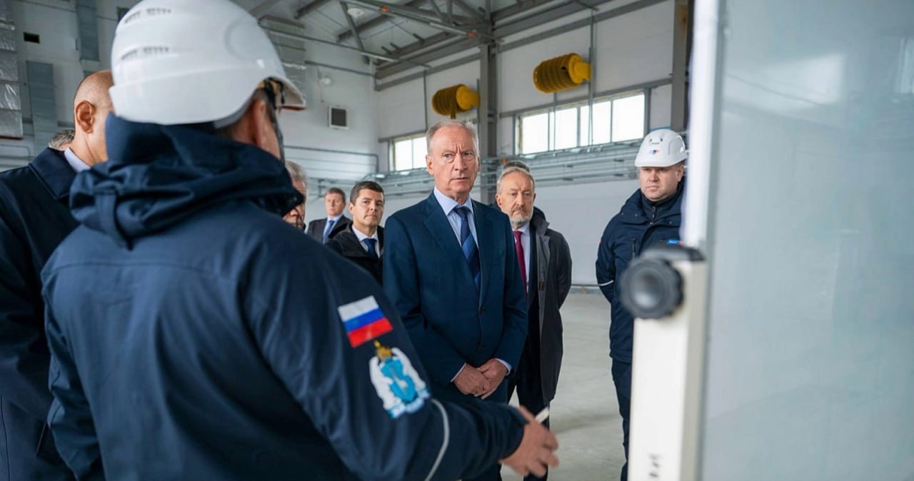 Николай Патрушев приехал на Ямал с рабочей поездкой Помощник Президента России председатель Морской коллегии РФ Николай Патрушев посетил Сабетту где осмотрел строящийся Арктический аварийно спасательный центр МЧС объекты завода Ямал СПГ и морской терминал порта В аэропорту его встретил губернатор ЯНАО Дмитрий Артюхов подчеркнул стратегическое значение Сабетты для развития Арктики и её роль в грузоперевозках по Северному морскому пути В 2024 году порт обеспечил более 60 перевозок СМП Во время поездки Патрушев обсудил вопросы безопасности судоходства в акватории Обской губы и перспективы транспортного обеспечения арктических нефтегазовых проектов Анастасия Куманева пресс служба губернатора ЯНАО Вести Ямал Принимаем ваши сердечки