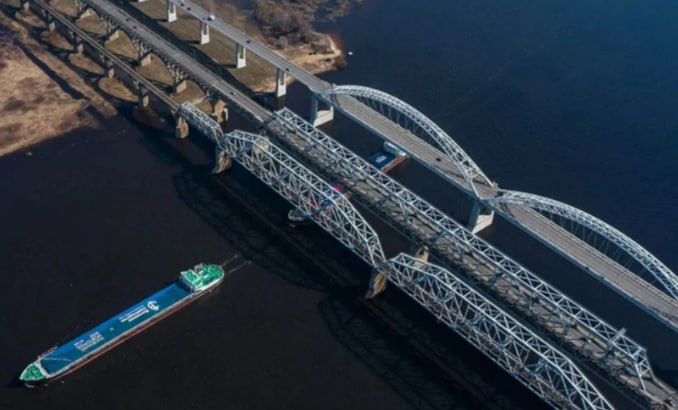 Ремонт Борского моста остановлен: ни техники, ни рабочих Громкий коррупционный скандал с ремонтом дорог назревает в Нижегородской области. Брошен ремонт Борского моста - на переправе нет ни техники, ни рабочих... Отметим, что ранее также были приостановлены работы на трассе Р-158 в Дальнеконстантиновском округе. Главное управление автомобильных дорог ГУАД Нижегородской области направило ООО «ДСК», занимающемуся ремонтом Борского моста через Волгу, уведомление о расторжении контракта в одностороннем порядке. Если через 10 дней после получения уведомления компания не возобновит работы, контракт расторгнут. Естественно, что сроки ремонтов теперь становятся вообще непонятными... Напомним, что ранее глава ГУММиД Нижнего Новгорода Андрей Левдиков был объявлен в федеральный розыск. Причина - взятки. Что породило в регионе новые анекдоты о деятельности губернатора Глеба Никитина.