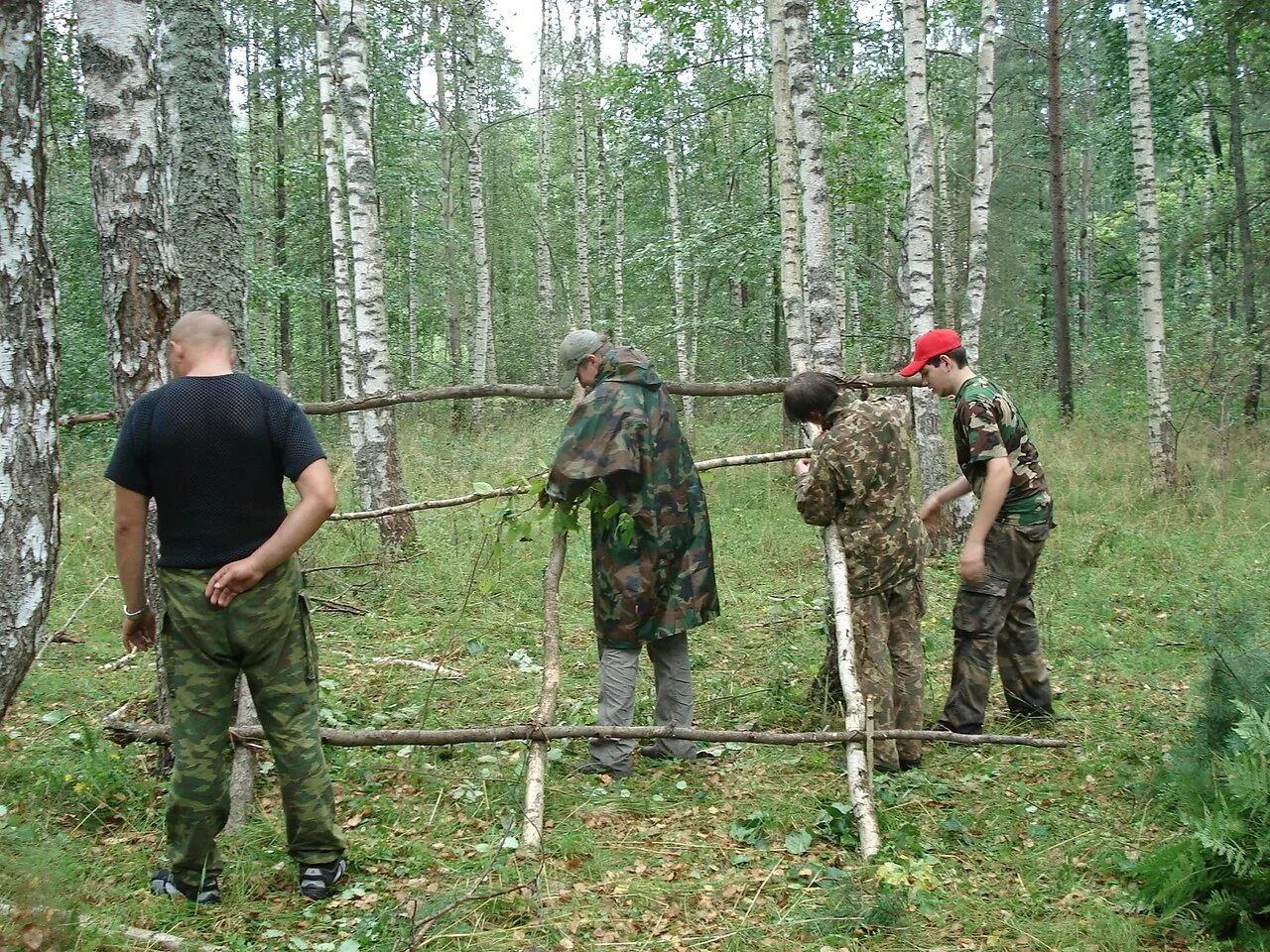 В Москве резко вырос спрос на курсы выживания. Тенденцию связывают в том числе с «геополитической нестабильностью». Рост спроса составил 30-50%, а некоторые школы фиксируют двух-трехкратное увеличение числа обучающихся, сообщает информагентство «Москва». Эксперты объясняют такой тренд растущей популярностью блогов и шоу о выживании, интересом к экстремальному туризму и «геополитической нестабильностью, из-за которой часть аудитории рассматривает эти навыки как практическую необходимость». Зимой на курсы выживания ожидается дополнительный рост спроса еще на 20-30%.